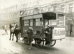 Magyarország, Budapest VI., a szegény gyerekek részére ruhát gyűjtenek az Andrássy út 15. előtt., 1916, Országos Széchényi Könyvtár, Müllner János, Budapest, zászló, cserkész, utcaseprő, lóvasút, omnibusz, reklám, trombita, gyerekmunka, Fortepan #256185