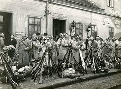 Hungary, Budapest VIII., frontra induló katonák a Józsefvárosi pályaudvaron., 1915, Országos Széchényi Könyvtár, Budapest, backpack, Hungarian soldier, pile arms, train station, Fortepan #256187