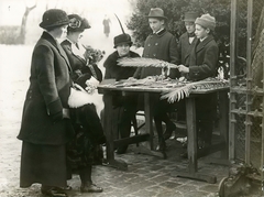 Hungary, Budapest VIII., Fiumei úti Nemzeti Sírkert (Kerepesi temető), szalaggal átkötött pálmalevelet árulnak a temető kapujában., 1915, Országos Széchényi Könyvtár, Budapest, sash, palm branch, Fortepan #256189