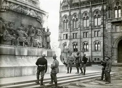 Hungary, Budapest V., Kossuth Lajos (Országház) tér, német katonák gróf Andrássy Gyula szobra előtt., 1915, Országos Széchényi Könyvtár, Budapest, German soldier, Fortepan #256190