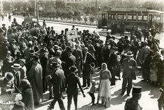 Magyarország, Budapest VIII., Baross tér a Keleti pályaudvar előtt. A felvétel az I. világháború kitörése utáni mozgósítás idején, 1914. augusztusában készült., 1914, Országos Széchényi Könyvtár, Müllner János, Budapest, csoportosulás, Fortepan #256192