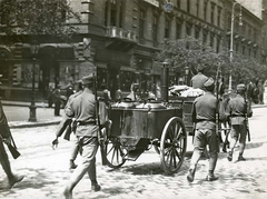 Magyarország, Budapest VIII., József körút, balra a Pál utca torkolata. Ételszállítás a Vérvörös csütörtök idején készenlétben lévő katonák számára 1912. május 23-án., 1912, Országos Széchényi Könyvtár, Müllner János, Budapest, gulyáságyú, Fortepan #256193