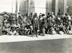 Magyarország, Budapest VIII., II. János Pál pápa (Tisza Kálmán) tér a Népopera (később Erkel Színház) előtt. Bevonuló hadkötelesek pihennek az I. világháború kitörése utáni mozgosítás idején, 1914. augusztus elején., 1914, Országos Széchényi Könyvtár, Müllner János, Budapest, férfiak, földön ülés, pihenés, Fortepan #256194