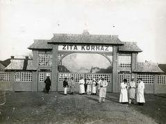 Magyarország, Budapest IX., Albert Flórián (Gyáli) út, Zita Kórház., 1914, Országos Széchényi Könyvtár, Müllner János, Budapest, munkaköpeny, főbejárat, fedeles kapu, őr, orvos, Fortepan #256196