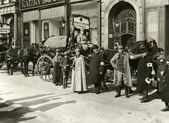 Hungary, Budapest VI., Andrássy út, szeretet-adományokat gyűjtő lovaskocsik a 62. számú épület előtt., 1915, Országos Széchényi Könyvtár, Budapest, charity, Fortepan #256200