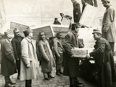 Hungary, Budapest V., Balaton utca a Nagy Ignác (Koháry) utca felé nézve. Karácsonyi adományokat pakoló katonák., 1915, Országos Széchényi Könyvtár, Budapest, charity, carrying on the shoulder, chest, Fortepan #256205