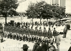 Hungary, Budapest V., Belgrád (Ferenc József) rakpart, háttérben az Erzsébet híd. A felvétel 1915. május 30-án, a "Könyörgő körmenet fegyvereink győzelméért" rendezvény egyik helyszínén készült., 1915, Országos Széchényi Könyvtár, Budapest, military, festive, Fortepan #256210