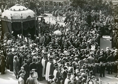 Hungary, Budapest VI.,Budapest V., Deák Ferenc tér, a felvétel a Nemzeti áldozatkészség szobrának (Sidló Ferenc, 1915.) leleplezése alkalmával készült 1915. szeptember 12-én., 1915, Országos Széchényi Könyvtár, Budapest, sunshades, mass, festive, Fortepan #256211