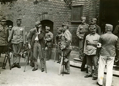 Hungary, Budapest VIII., József körút 6., rokkant katonák a Magyar Királyi Technológiai Iparmúzeumnál. A felvétel augusztus 9-én készült, ekkor tett látogatást a trónörököspár az épületében található művégtagkészítő műhelyben., 1915, Országos Széchényi Könyvtár, Budapest, wounded, crutch, Fortepan #256213