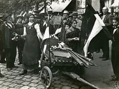 Magyarország, Budapest, zászló- és hadijelvény-árus az I. világháború kitörése utáni mozgósítás idején, 1914. augusztusában., 1914, Országos Széchényi Könyvtár, Müllner János, zászló, Fortepan #256216