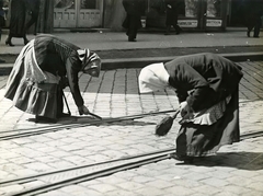 Magyarország, Budapest, 1914, Országos Széchényi Könyvtár, Müllner János, nők, takarítás, sínpálya, Fortepan #256218