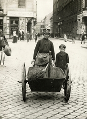 Magyarország, Budapest VIII., Rákóczi tér, szemben a Németh (Bacsó Béla) utca torkolata. A felvétel az I. világháború kitörése utáni mozgosítás idején, 1914. augusztus 15-én készült., 1914, Országos Széchényi Könyvtár, Müllner János, Budapest, egyensapka, kislány, nő, utcaseprő, Fortepan #256220