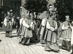 Hungary, Budapest I., Szentháromság tér, balra a háttérben az Országház utca torkolata. Szent István napi körmenet, középen Csernoch János bíboros hercegprímás., 1915, Országos Széchényi Könyvtár, Budapest, miter, biretta, vestments, priest, Fortepan #256224