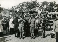 Hungary, Budapest V., Március 15. (Eskü) tér. A felvétel 1915. május 30-án, a "Könyörgő körmenet fegyvereink győzelméért" rendezvény egyik helyszínén készült., 1915, Országos Széchényi Könyvtár, Budapest, soldier, carrying on the shoulder, relic, Fortepan #256226