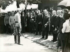 Hungary, Budapest, frontra induló katonák búcsúztatása a pályaudvaron. Előtérben középen Terstyánszky Károly a Budapesti IV. Hadtest parancsnoka és Bárczy István főpolgármester., 1914, Országos Széchényi Könyvtár, boots, festive, First World War, hat in hand, Fortepan #256228