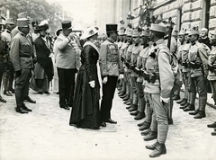 Hungary, Esztergom, Mindszenty hercegprímás tere (Prímás tér), jobbra a Prímási palota, IV. Károly (még mint trónörökös) és felesége Zita királyné látogatása., 1915, Országos Széchényi Könyvtár, gaiters, line-up, cartridge pouch, Fortepan #256230