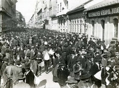 Magyarország, Budapest VII., Rózsák tere (Szegényház tér) a Péterfy Sándor utca felé nézve. Katonai szolgálatra jelentkező népfelkelők 1914. augusztus 1-én az I. világháború kitörése utáni mozgósítás idején., 1914, Országos Széchényi Könyvtár, Müllner János, Budapest, tömeg, Haggenmacher-márka, Fortepan #256233