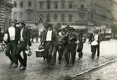 Magyarország, Budapest VII.,Budapest VIII., József körút a Blaha Lujza térnél, bevonuló hadkötelesek az I. világháború kitörése után, 1914. augusztus elején. Háttérben a Rákóczi út sarkán az EMKE ház., 1914, Országos Széchényi Könyvtár, Müllner János, Budapest, férfiak, hordozás, batyu, Fortepan #256234