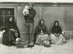 Magyarország, Budapest, bevonuló népfelkelő családja körében 1914. augusztusában., 1914, Országos Széchényi Könyvtár, Müllner János, kosár, nők, népviselet, kézben tartani, gyerek, Fortepan #256235