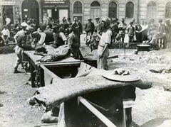 Magyarország, Budapest VIII., II. János Pál pápa (Tisza Kálmán) tér, tábori konyha a Népopera (később Erkel Színház) előtt. Háttérben az 1-es számú ház a Bezerédj utca sarkán. A felvétel 1914. augusztusában készült., 1914, Országos Széchényi Könyvtár, Müllner János, Budapest, hús, főzőüst, bámészkodás, Fortepan #256237