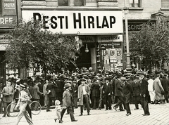 Hungary, Budapest VII., Erzsébet körút 1., a Pesti Hírlap fiókhivatala előtt sokadalom várja a híreket az I. világháború kitörése idején, 1914. július végén - augusztus elején., 1914, Országos Széchényi Könyvtár, Budapest, bicycle, hat, portal, newspaper, ad, mass, board, Fortepan #256238