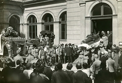 Hungary, Budapest VIII., Fiumei úti Nemzeti Sírkert (Kerepesi temető), Széchenyi Alajos honvédhuszár százados temetése., 1915, Országos Széchényi Könyvtár, Budapest, carrying on the shoulder, Fortepan #256239