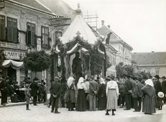 Hungary, Székesfehérvár, Városház tér, az előtérben a Vértes vitéz (vagy Vashonvéd) szobrának leleplezése 1915. szeptember 8-án (alkotója Rigele Alajos), mögötte takarva a Városháza., 1915, Országos Széchényi Könyvtár, gaping, back, Fortepan #256240