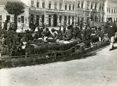 Magyarország, Budapest VIII., II. János Pál pápa (Tisza Kálmán) tér a Népopera (később Erkel Színház) előtt, az előtérben bevonuló népfelkelkelők pihennek az I. világháború kitörése utáni mozgosítás idején, 1914. augusztus elején., 1914, Országos Széchényi Könyvtár, Müllner János, Budapest, szabóság, kávémérés, Fortepan #256241