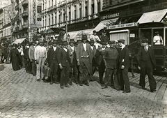 Magyarország, Budapest VIII., Rákóczi út a Nagykörút felől a Csokonai utca és a Palace Hotel felé nézve. Bevonuló hadkötelesek 1914. augusztusában az I. világháború kitörése utáni mozgósítás idején., 1914, Országos Széchényi Könyvtár, Müllner János, Budapest, férfiak, Fortepan #256242