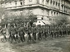 Magyarország, Budapest VI., Andrássy út, balra a Nagymező utca, népfelkelők menete 1914. szeptemberében., 1914, Országos Széchényi Könyvtár, Müllner János, Budapest, katonaság, egyenruha, bevonulás, Fortepan #256245