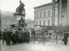 Hungary, Budapest VIII., Magyar Nemzeti Múzeum, Arany János szobra a Múzeumkertben. Hadizsákmány orosz fegyverek közszemlére téve., 1915, Országos Széchényi Könyvtár, Budapest, gaping, cannon, Fortepan #256250