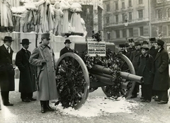 Hungary, Budapest V., Vörösmarty (Gizella) tér, a kraszniki csatában zsákmányolt orosz ágyú közszemlére téve, melyből később érméket vertek. A felvétel 1915. januárjában készült., 1915, Országos Széchényi Könyvtár, Budapest, guard, label, board, Fortepan #256251