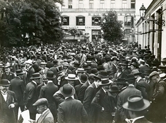 Magyarország, Budapest V., a Városháza udvara a Gerlóczy utca felé nézve, háttérben a Károly körút 26. oldalsó homlokzata. Bevonuló hadkötelesek 1914. augusztusában, az I.világháború kitörése utáni mozgósítás idején., 1914, Országos Széchényi Könyvtár, Müllner János, Budapest, férfiak, kalap, tömeg, Fortepan #256254