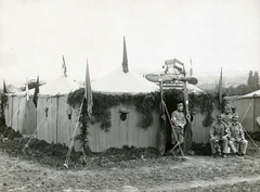 Hungary, Budapest II., hadi kiállítás a "Pasaréti lövészárok", a tábori és harci élettel, valamint a sebesültek ápolásával kapcsolatos bemutató sátrai., 1915, Országos Széchényi Könyvtár, Budapest, armband, tent, Fortepan #256256