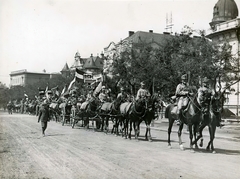 Magyarország, Budapest XIV., Stefánia út, hadba vonuló tüzérek. A háttérben jobbra a Thököly út sarkán álló házak láthatók., 1914, Országos Széchényi Könyvtár, Müllner János, Budapest, katona, lovas, Fortepan #256258