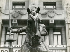 Hungary, Budapest VI., Deák Ferenc tér, a Nemzeti áldozatkészség szobra (Sidló Ferenc, 1915.). A szobor fából készült, amelyre megszabott összeg fejében fémlemezkéket szögelhettek az adományozók., 1915, Országos Széchényi Könyvtár, Budapest, charity, horse sculpture, Fortepan #256261