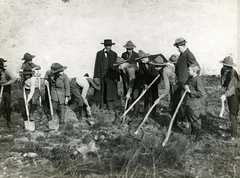 Magyarország, Budapest, egy polgári iskola diákjai átengedett parlagföldeken földműves munkát végeznek 1915. áprilisában., 1915, Országos Széchényi Könyvtár, Müllner János, kalap, gereblye, fiúk, ásó, Fortepan #256262