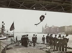 Magyarország, Budapest V., az 1914-ben elsúllyedt, majd kiemelt, Temes monitor megkoszorúzása a Széchenyi Lánchídról, 1916. augusztus 17-én, az újjápítésre történő vontatásakor., 1916, Országos Széchényi Könyvtár, Müllner János, Budapest, Fortepan #256265