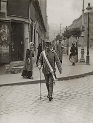 Magyarország, Budapest VIII., Népszínház utca, vak hadirokkant a Tolnai Lajos (Conti) utca torkolatánál. A távolban a József körút., 1918, Országos Széchényi Könyvtár, Müllner János, Budapest, Fortepan #256275