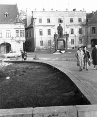 Magyarország, Győr, Bécsi kapu (Köztársaság) tér, Kisfaludy Károly szobra. Háttérben a Szabadsajtó utca torkolatánál az Altabak-ház és az Ott-ház., 1965, Kovács László Péter, szobor, utcakép, életkép, lámpaoszlop, Skoda Octavia, Kisfaludy Károly-ábrázolás, Fortepan #25628