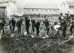 Magyarország, Budapest, egy polgári iskola diákjai átengedett parlagföldeken földműves munkát végeznek 1915. áprilisában., 1915, Országos Széchényi Könyvtár, Müllner János, kakukktojás, munka, ásó, fiúk, Fortepan #256281