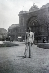 Magyarország, Budapest VIII., Baross tér, háttérben a Keleti pályaudvar., 1939, Sík Endre, Budapest, villamosmegálló, öltöny, Fortepan #256300