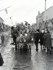 Magyarország, Mohács, Szabadság utca busójárás idején. Háttérben a Hősök emlékműve., 1969, Székely Balázs, Fortepan #256314