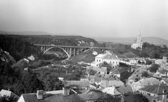 Magyarország, Veszprém, a Szent István völgyhíd (Viadukt) és a Szent László-templom a Várból nézve., 1965, Kovács László Péter, templom, híd, városkép, vasbeton héjszerkezet, ívhíd, Folly Róbert-terv, Fortepan #25633