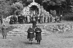 Magyarország, Bajót, Péliföldszentkereszt, a felvétel a Lourdes-i barlang előtt készült., 1970, Székely Balázs, Fortepan #256368