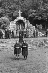 Magyarország, Bajót, Péliföldszentkereszt, a felvétel a Lourdes-i barlang előtt készült., 1970, Székely Balázs, Fortepan #256369