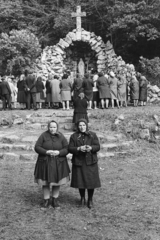 Magyarország, Bajót, Péliföldszentkereszt, a felvétel a Lourdes-i barlang előtt készült., 1970, Székely Balázs, Fortepan #256370