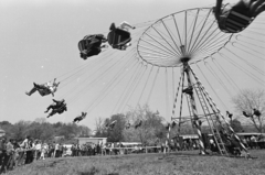 Magyarország, Bajót, Péliföldszentkereszt, búcsú a Szalézi rendház közelében., 1970, Székely Balázs, zarándokhely, zarándoklat, körhinta, búcsú, Fortepan #256391