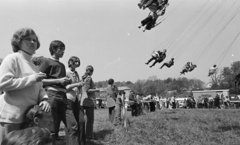 Magyarország, Bajót, Péliföldszentkereszt, búcsú a Szalézi rendház közelében., 1970, Székely Balázs, Best of, zarándokhely, zarándoklat, körhinta, cigaretta, mézeskalács, rózsafüzér, búcsú, Fortepan #256397