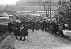 Magyarország, Bajót, Péliföldszentkereszt, a felvétel a Szalézi rendház közelében tartott búcsú idején készült., 1970, Székely Balázs, Fortepan #256426